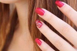 Manicure hybrydowy: czym jest i jak go wykonać?