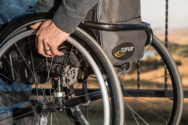 Potrzebujesz wózka inwalidzkiego? Dobierz go do swoich potrzeb!