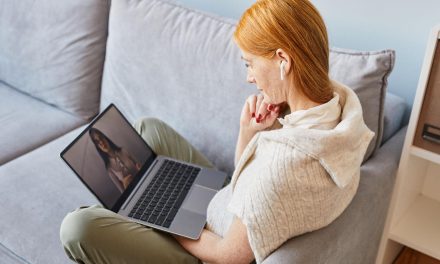 Psychoterapia online: Czym jest, dla kogo jest przeznaczona i jakie korzyści przynosi?