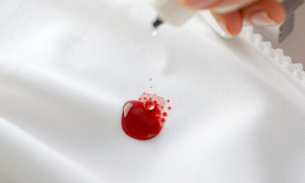 Jak skutecznie usunąć plamy z krwi? Sprawdzone metody i porady